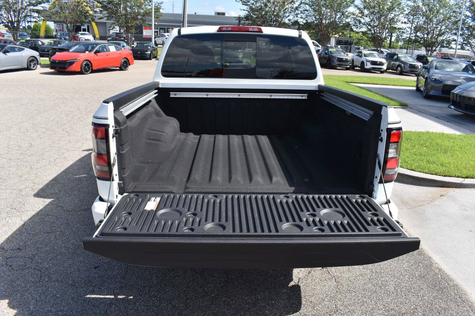 Certified 2025 Nissan Frontier SV w/ SV Convenience Package RWD image 11