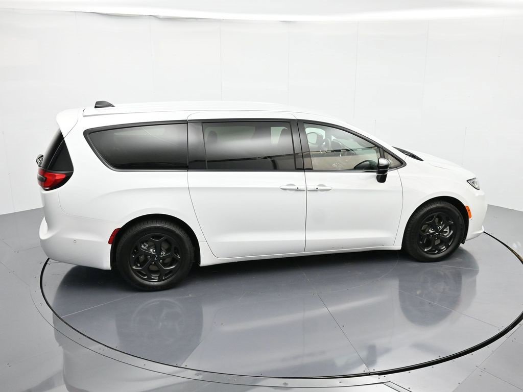 Used 2024 Chrysler Pacifica Select image 33