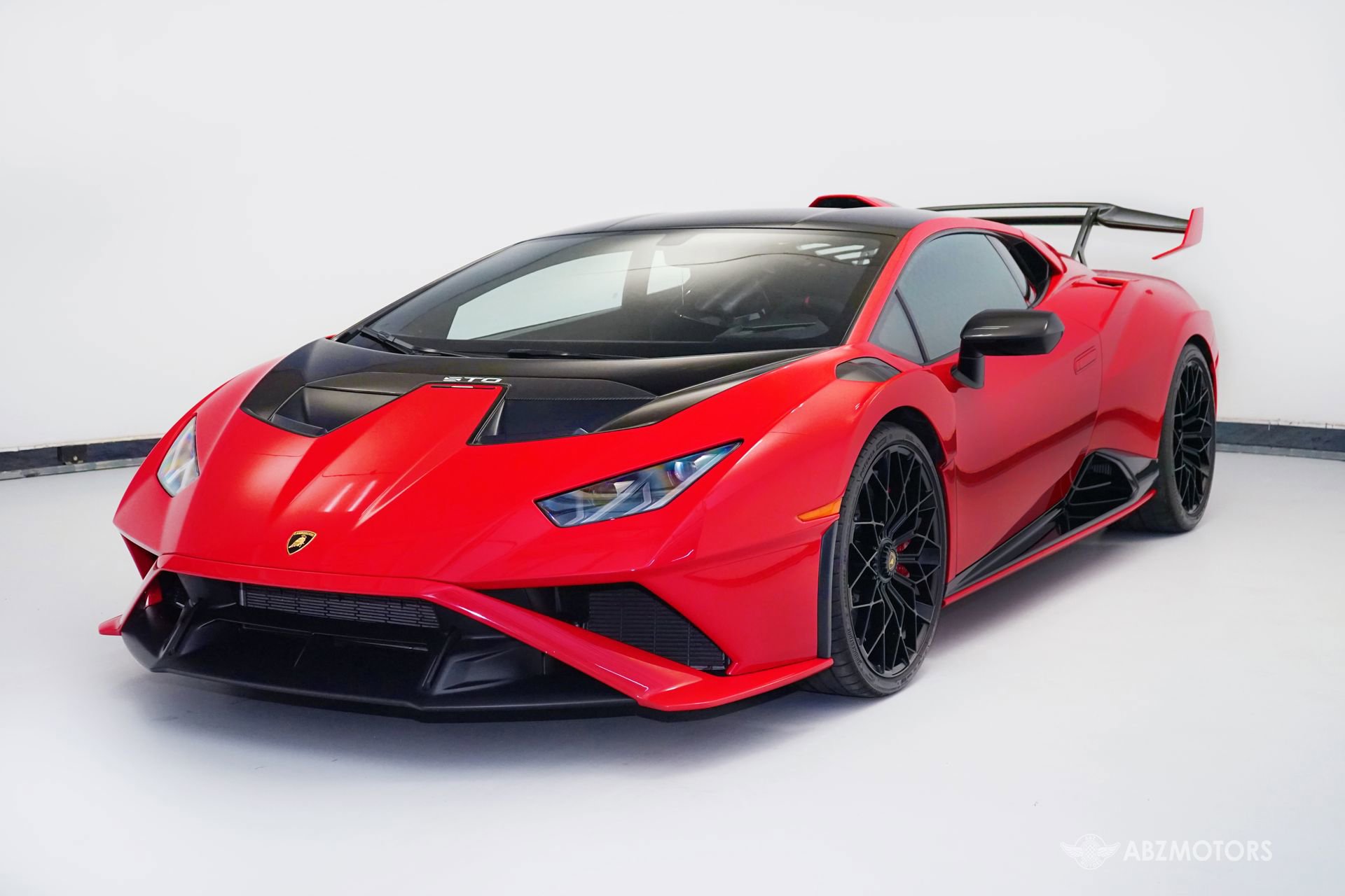 Used 2023 Lamborghini Huracan STO image 2