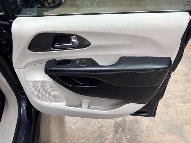 Used 2020 Chrysler Pacifica Touring-L image 27