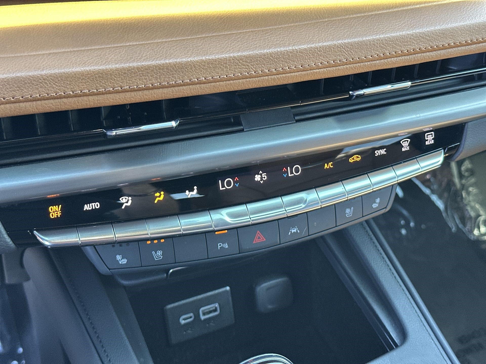 Used 2024 Cadillac XT4 Premium Luxury w/ Technology Package FWD image 16