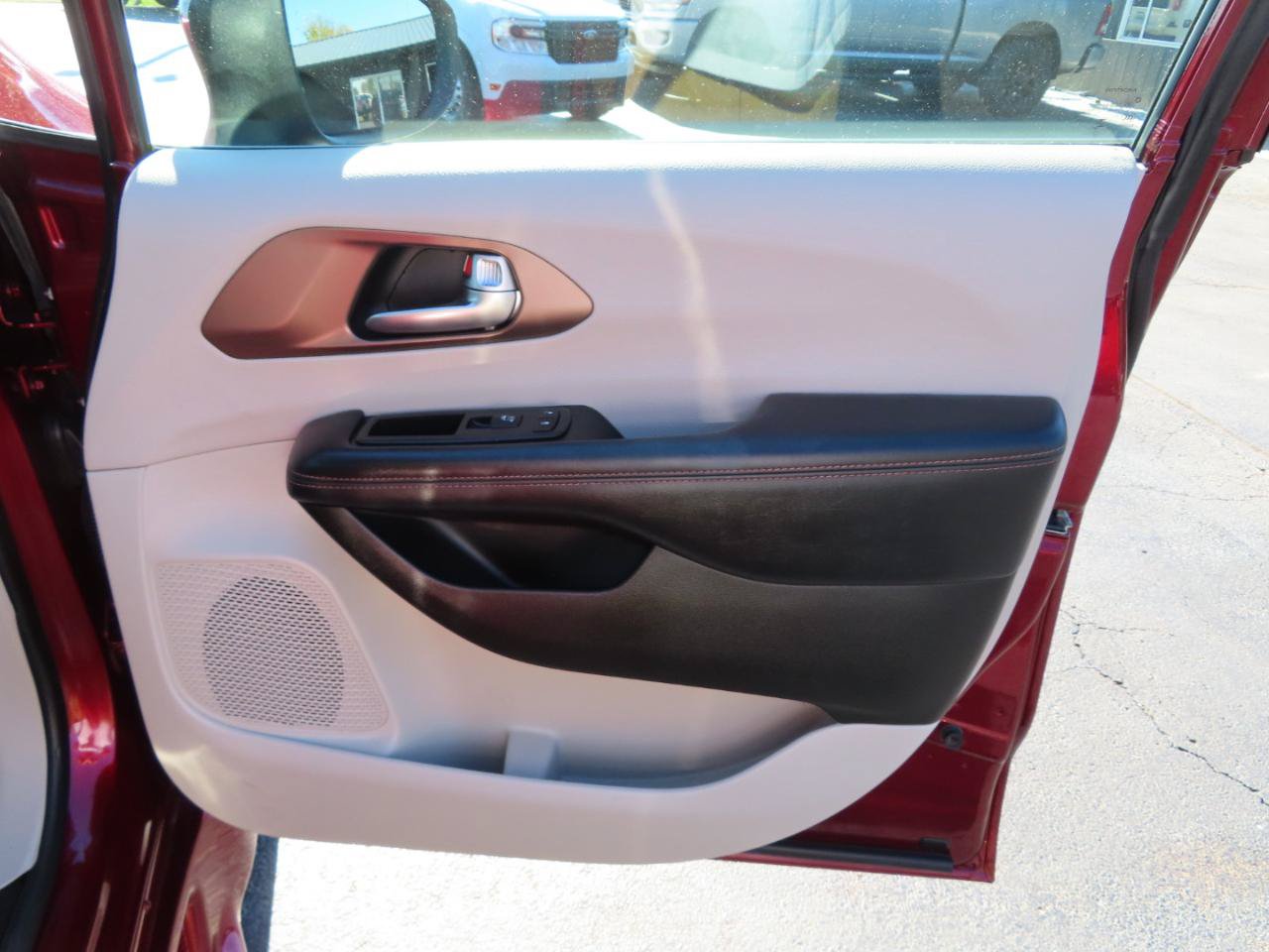 Used 2017 Chrysler Pacifica Touring FWD image 37