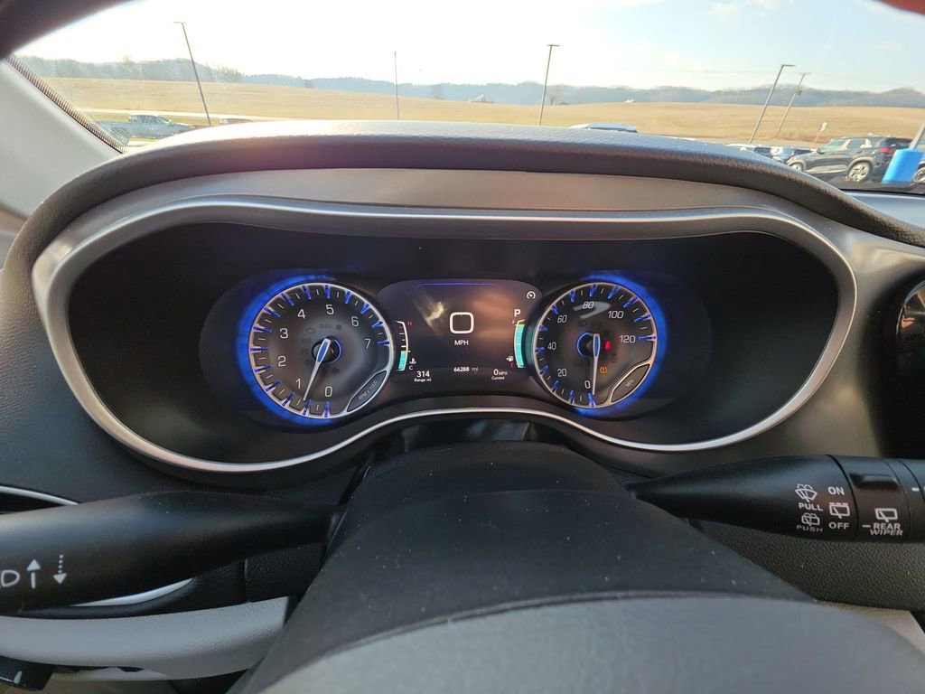 Used 2023 Chrysler Pacifica Touring-L FWD image 15