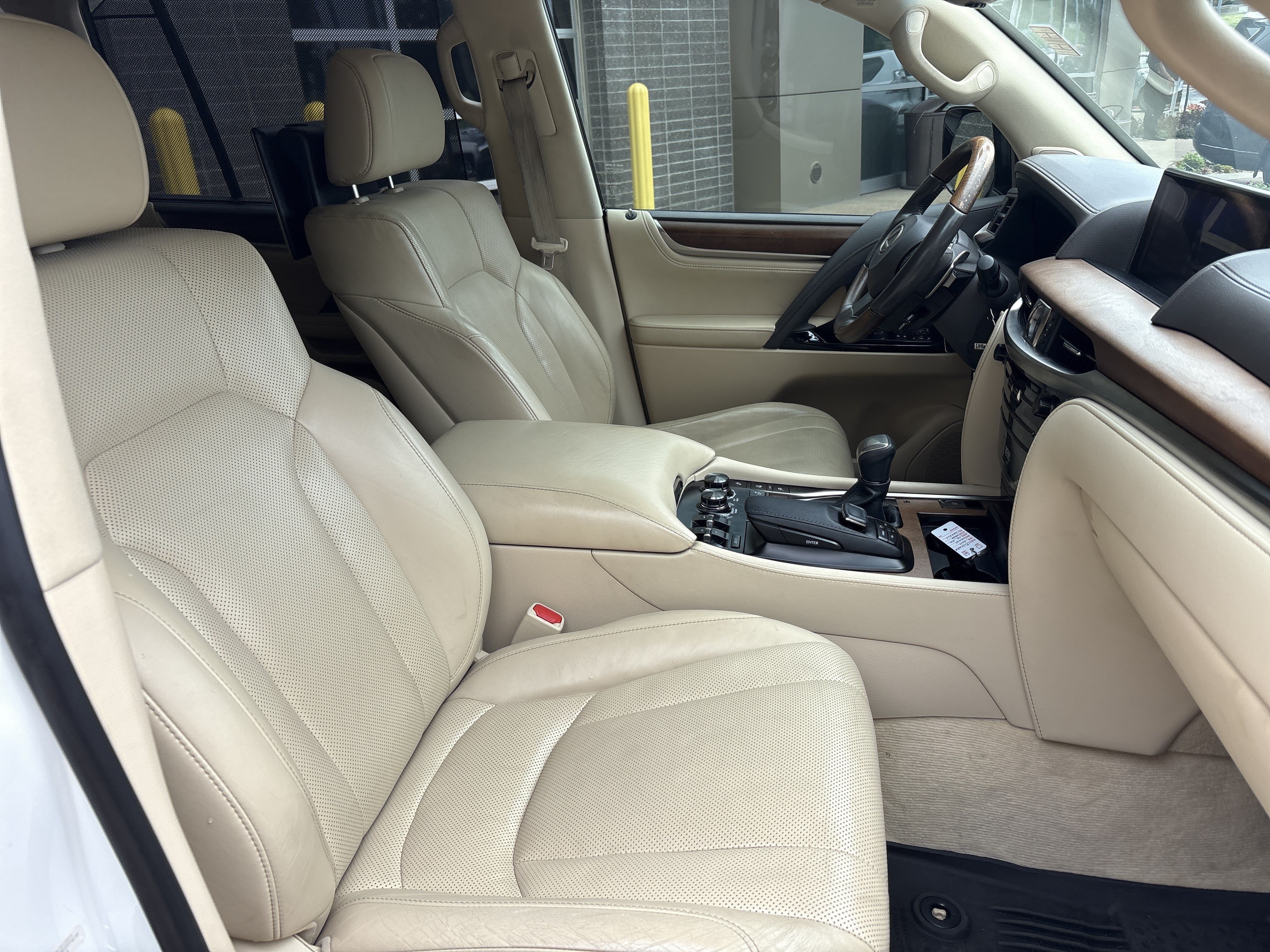 Used 2017 Lexus LX 570 4WD w/ Luxury Package image 33