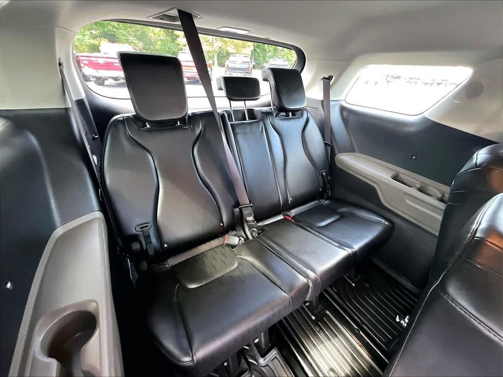 Used 2025 Kia Carnival FWD image 16