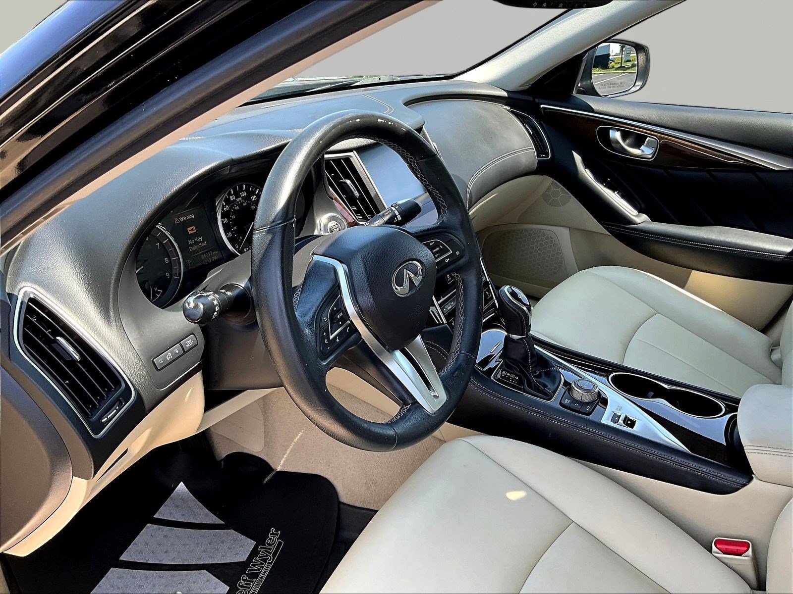 Used 2019 INFINITI Q50 Luxe w/ Essential Package (3.0T Luxe) AWD/4WD image 16