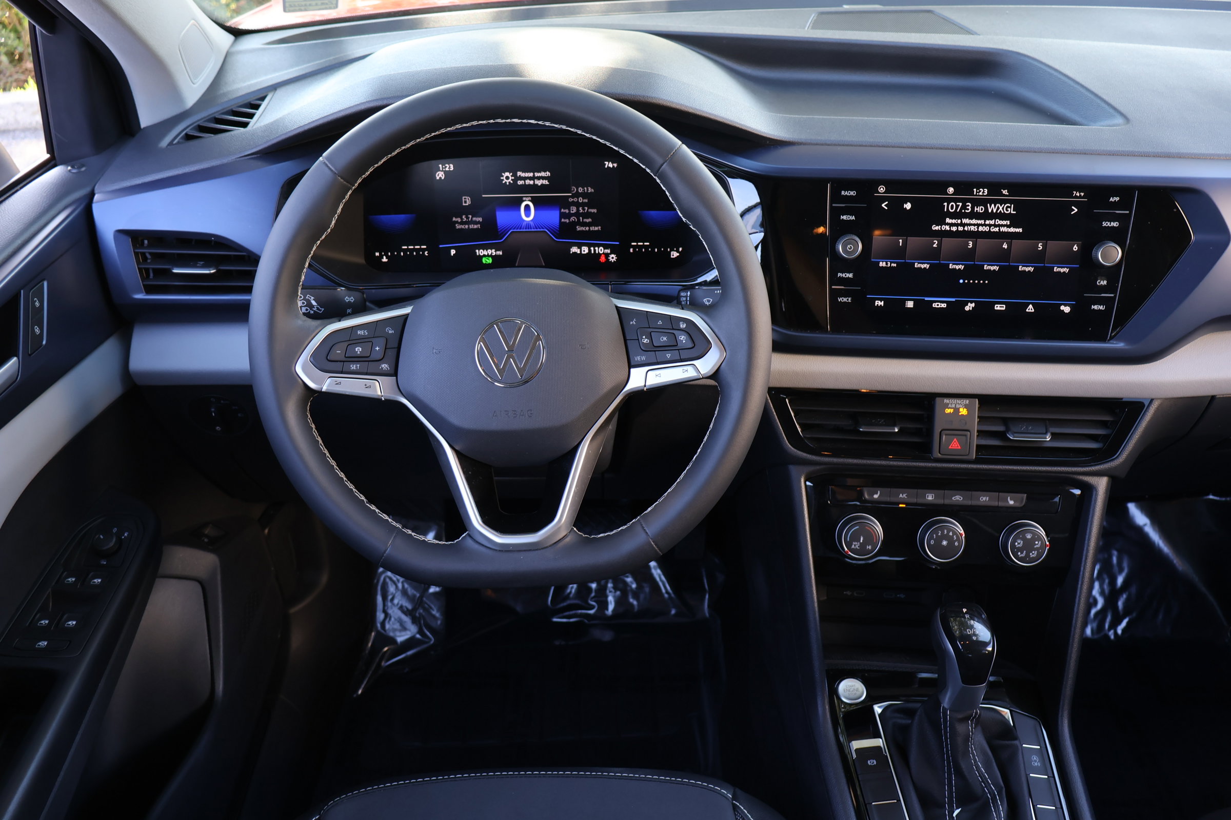 Used 2023 Volkswagen Taos SE w/ Black Wheel Package image 18