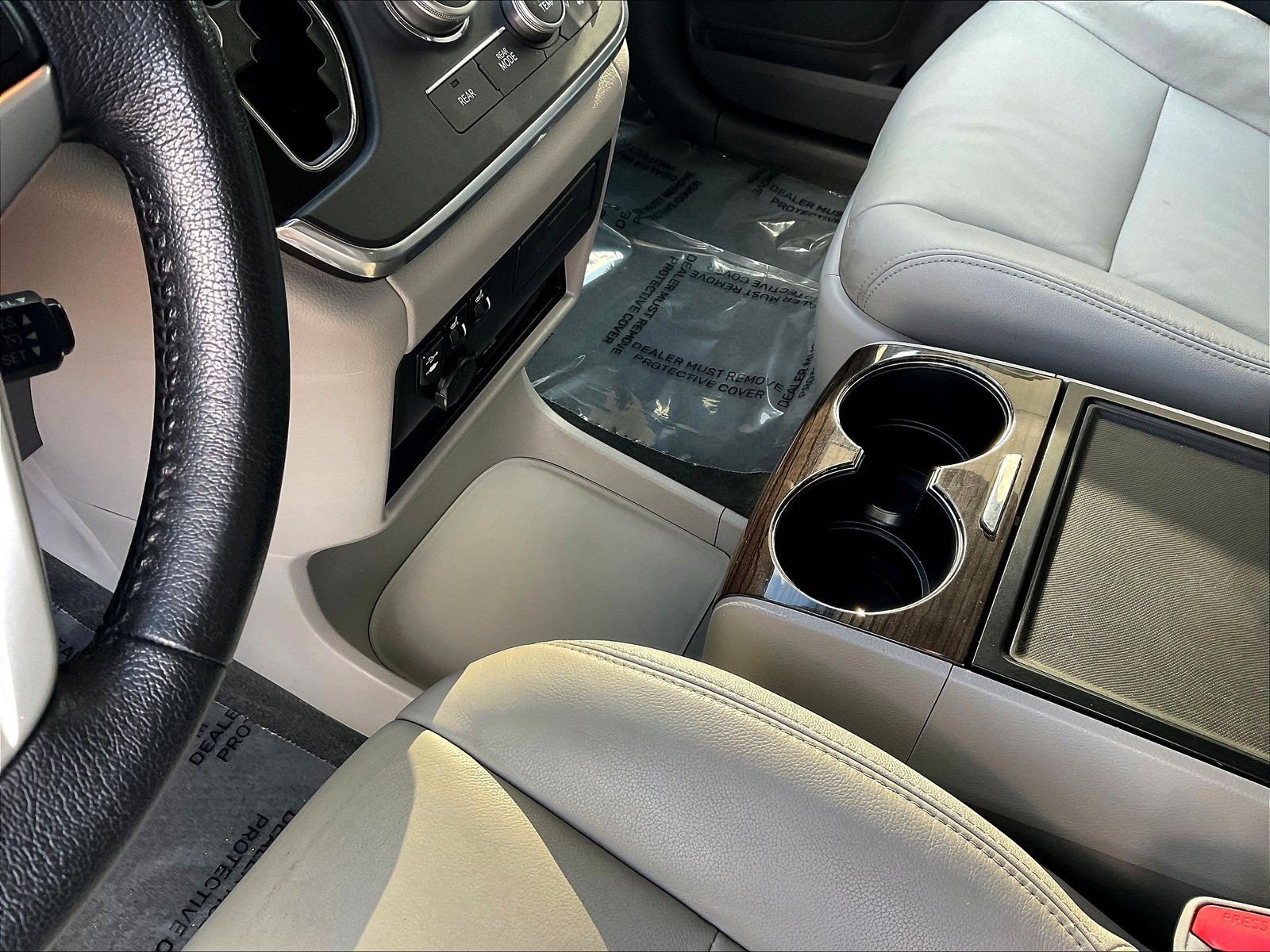 Used 2015 Toyota Sienna XLE Premium FWD image 18