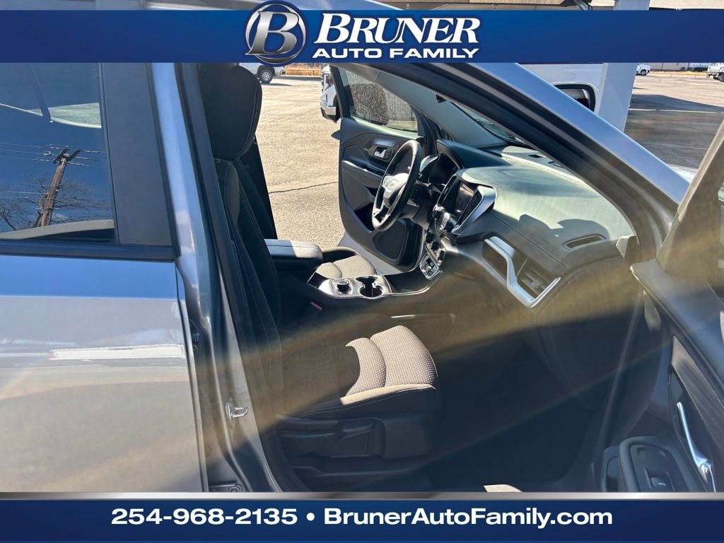 Used 2024 GMC Terrain SLE w/ Driver Convenience Package image 16