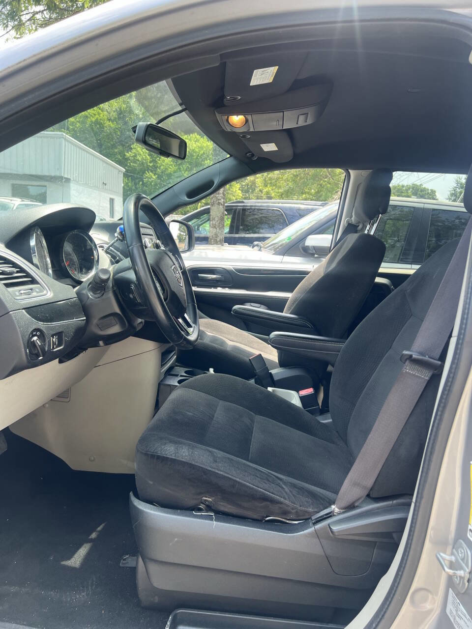 Used 2015 Dodge Grand Caravan SE image 9