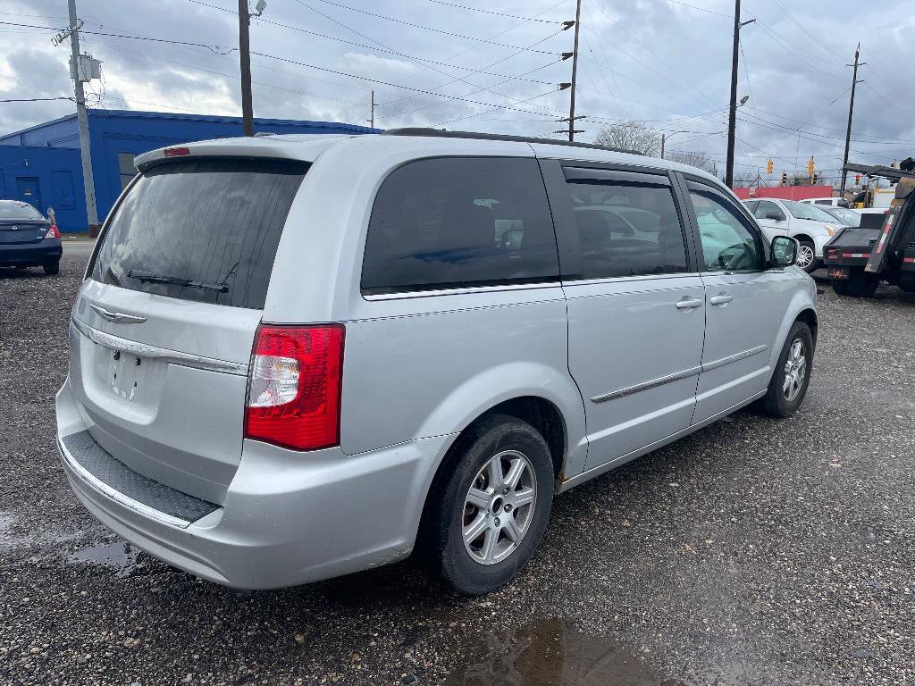 Used 2011 Chrysler Town & Country Touring image 4