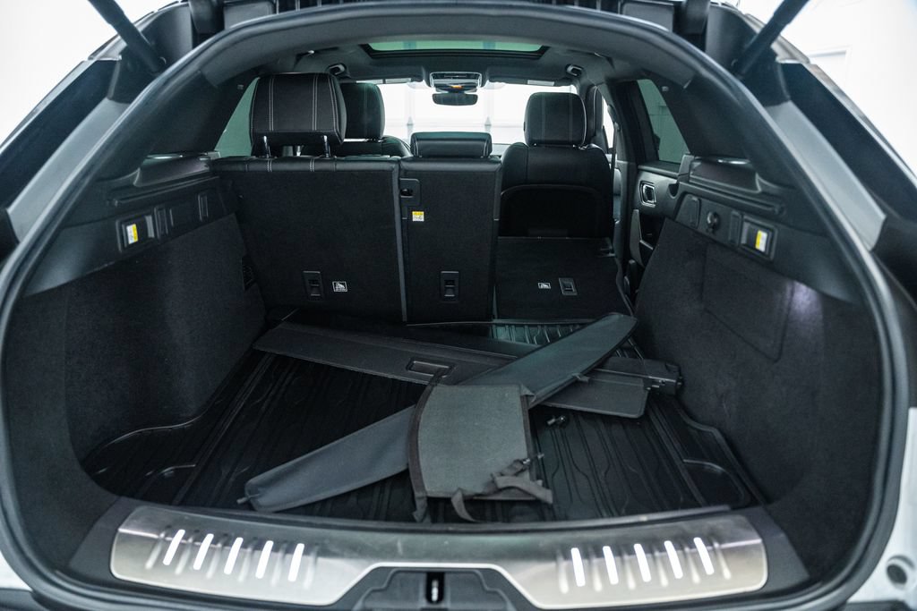 Used 2018 Land Rover Range Rover Velar R-Dynamic SE AWD/4WD image 11