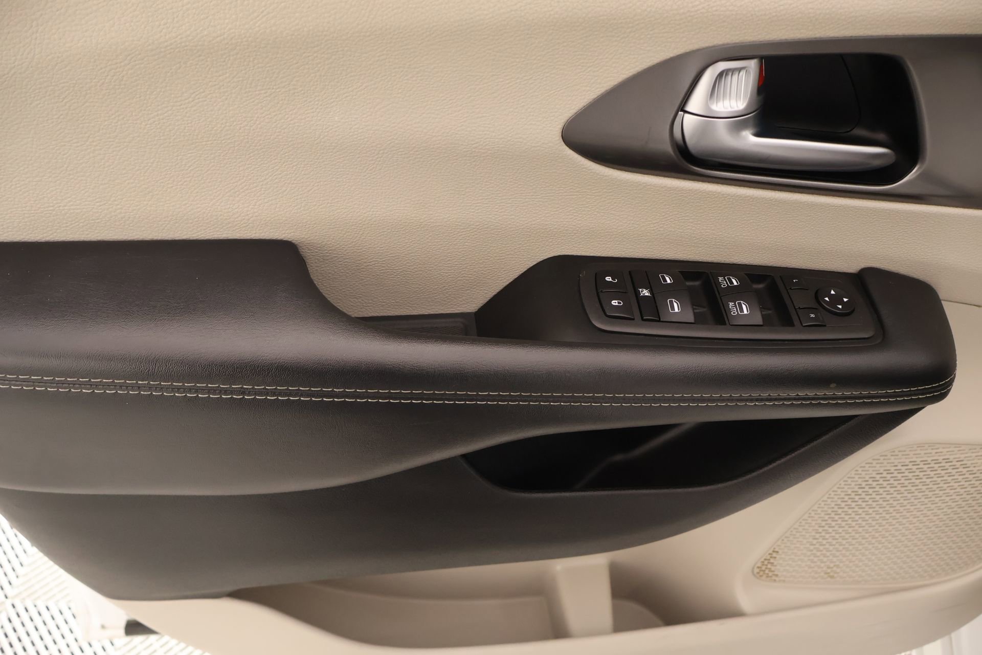Used 2023 Chrysler Pacifica Touring-L FWD image 17