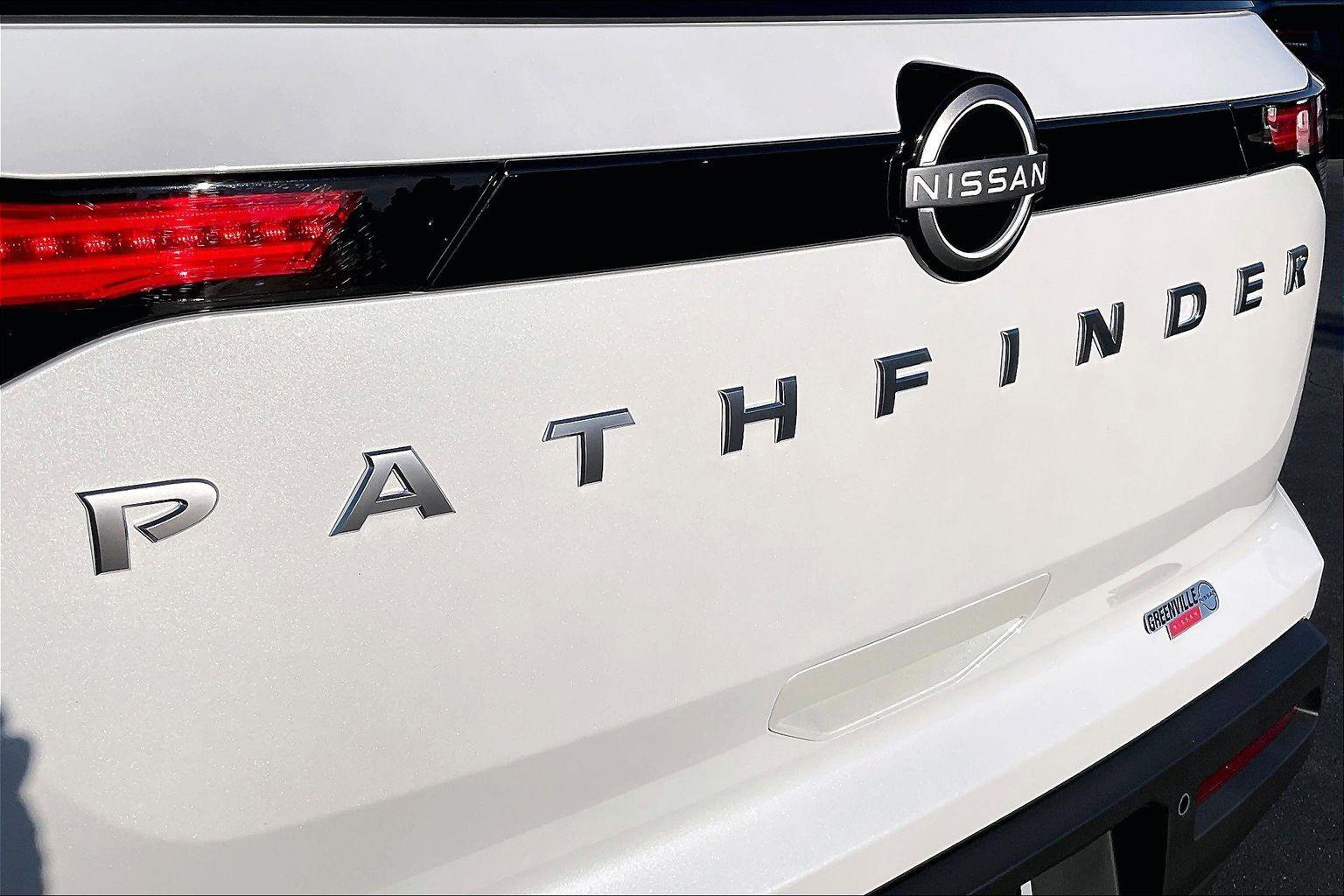 Used 2025 Nissan Pathfinder SV w/ SV Premium Package image 8