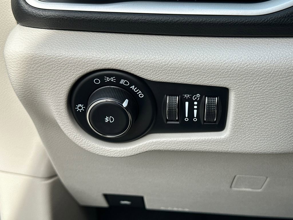 Used 2023 Chrysler Pacifica Touring-L image 22