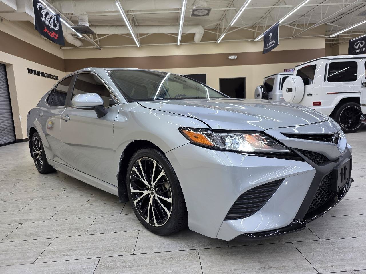 Used 2019 Toyota Camry SE w/ Convenience Package FWD image 4