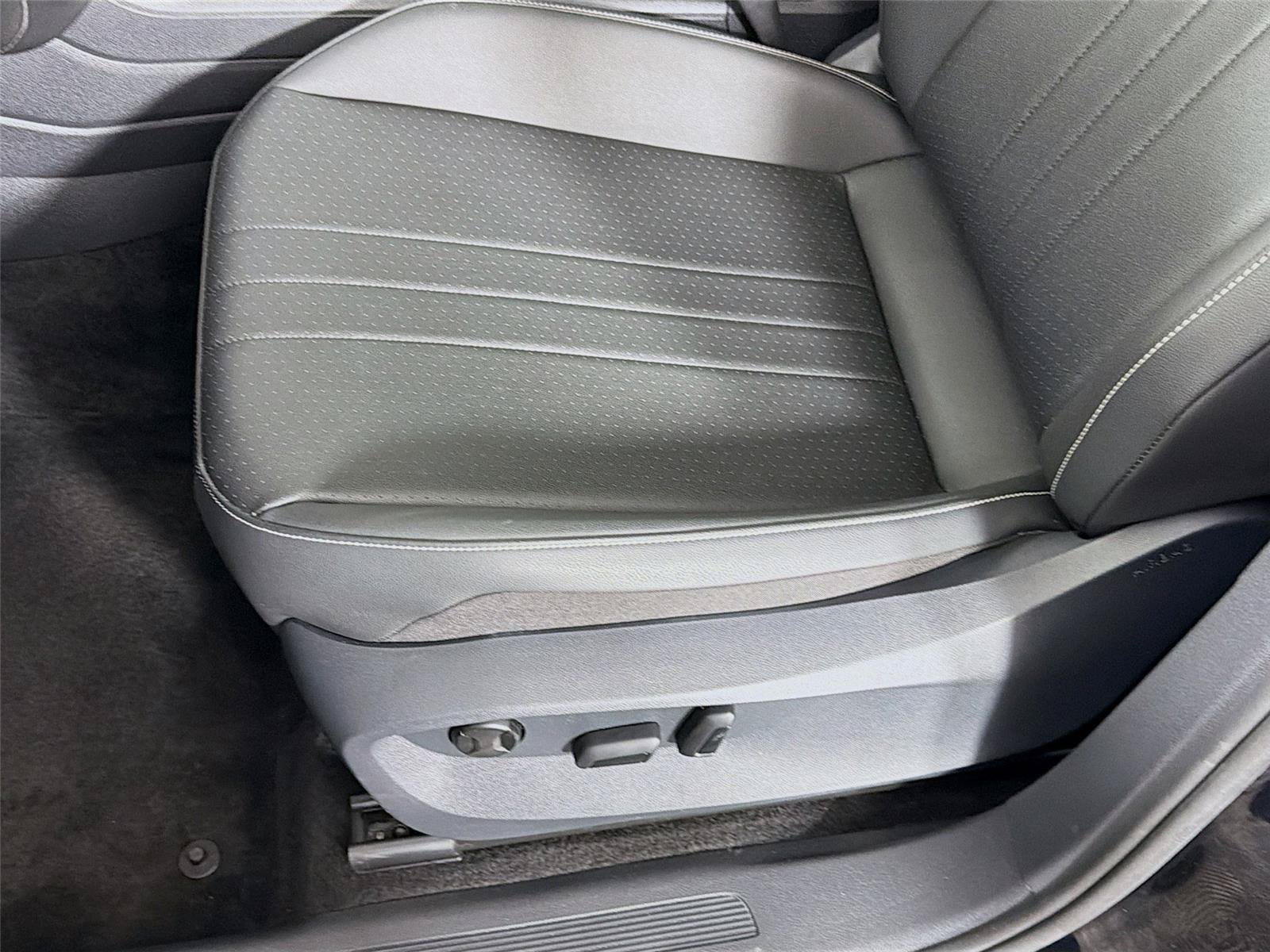 Used 2023 Volkswagen Tiguan SE w/ Panoramic Sunroof Package AWD/4WD image 15