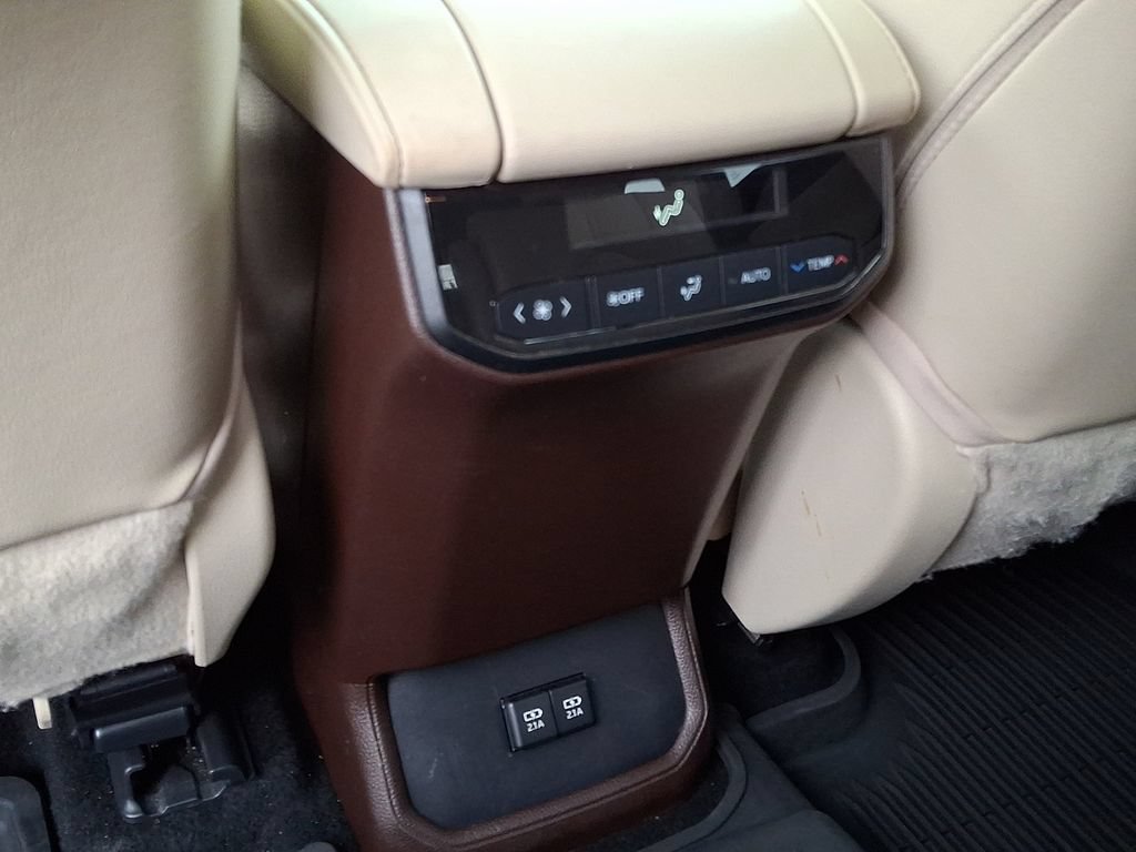 Certified 2020 Toyota Highlander XLE AWD/4WD image 11