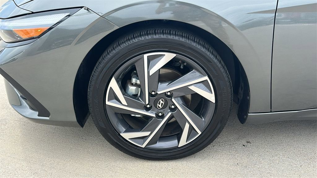 Used 2025 Hyundai Elantra Limited FWD image 7
