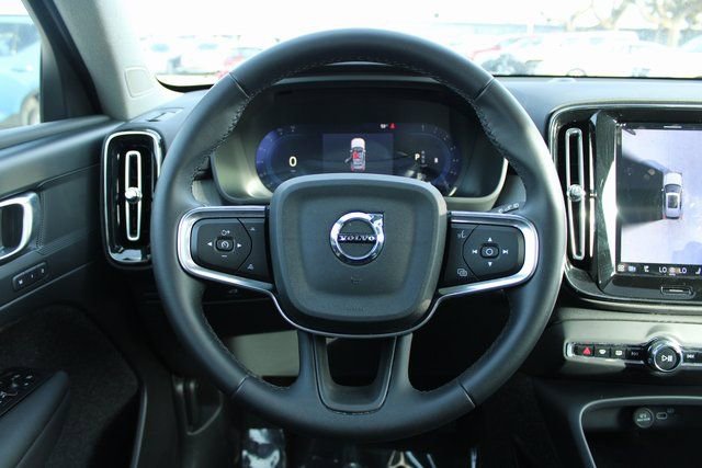 Used 2025 Volvo XC40 B5 Plus image 25