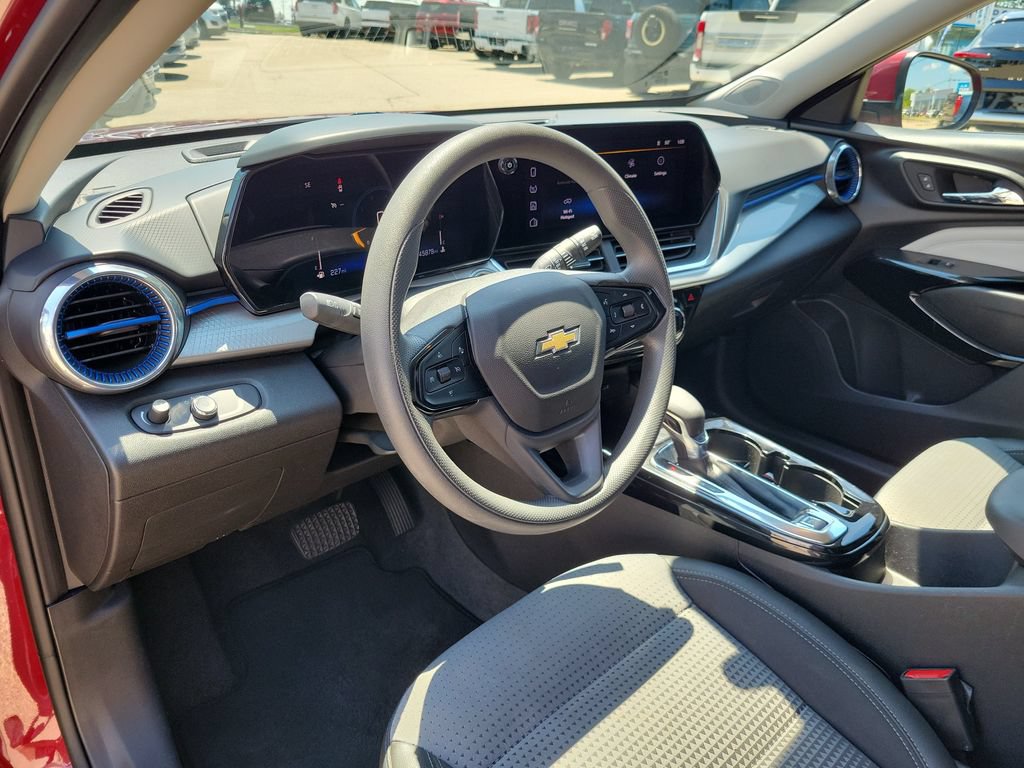 Used 2025 Chevrolet Trax LT FWD image 18