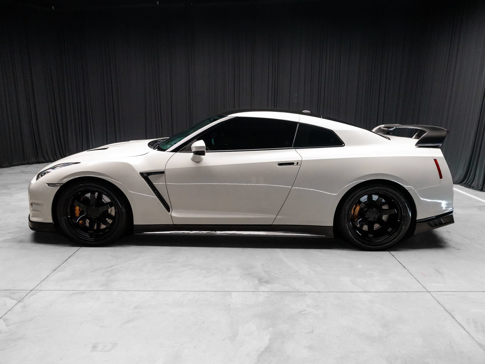 Used 2015 Nissan GT-R Premium AWD/4WD image 11