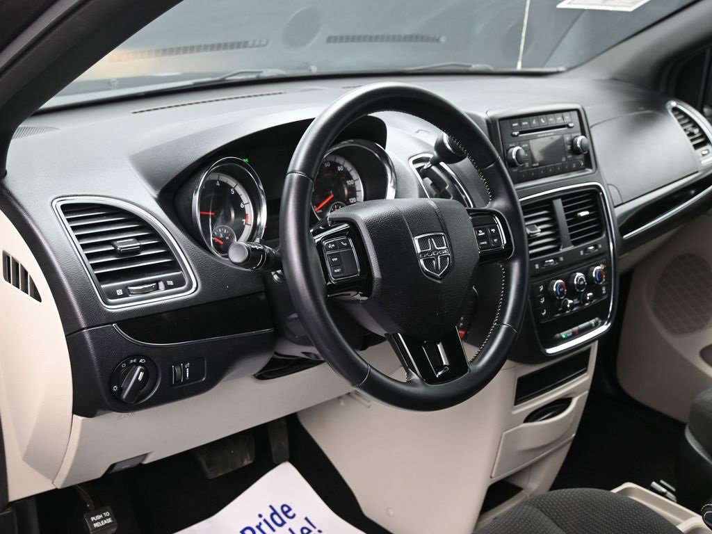 Used 2017 Dodge Grand Caravan SE image 17
