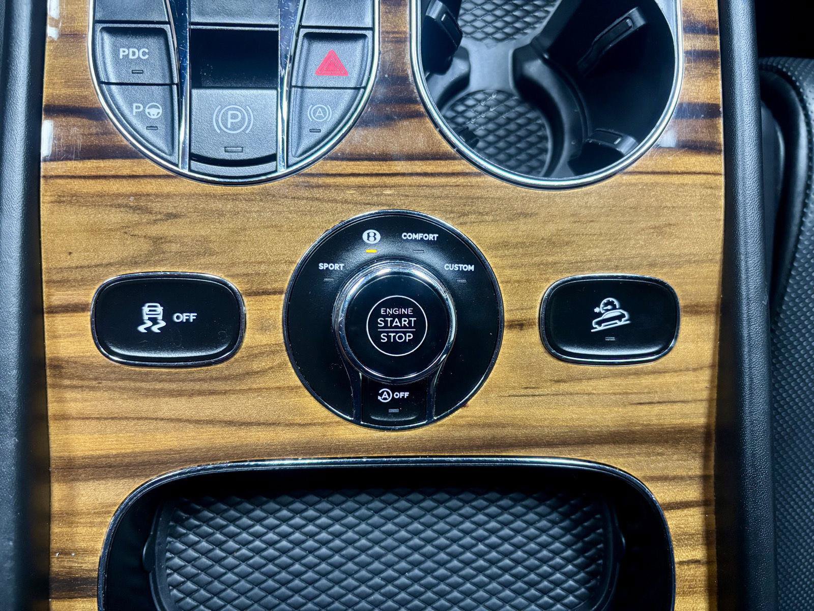 Used 2018 Bentley Bentayga AWD/4WD image 32