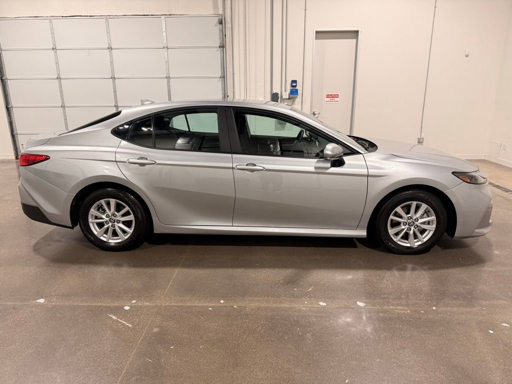 Used 2025 Toyota Camry LE image 4
