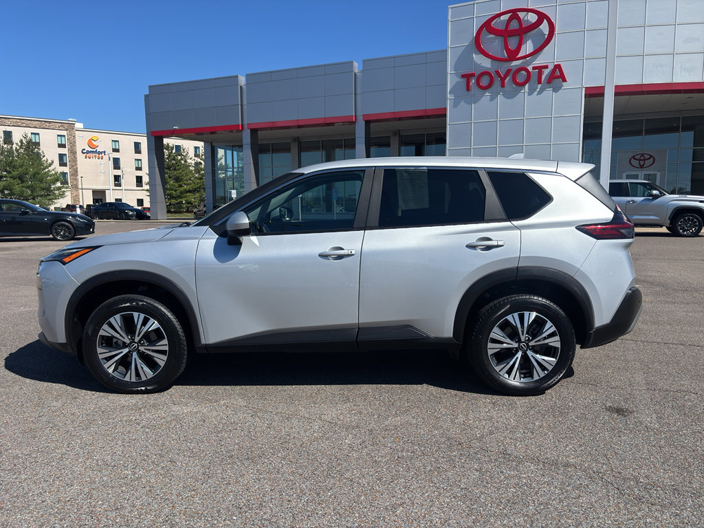 Used 2023 Nissan Rogue SV image 2
