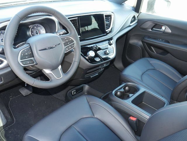 New 2026 Chrysler Pacifica Select AWD/4WD image 13