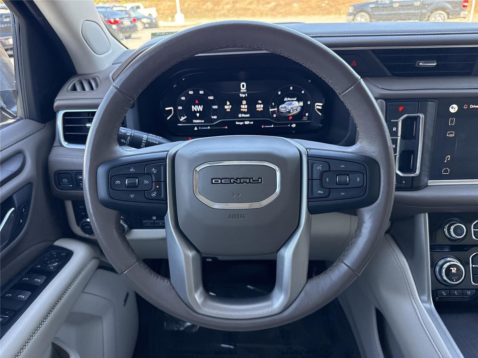 Used 2022 GMC Yukon Denali w/ Advanced Technology Package image 12