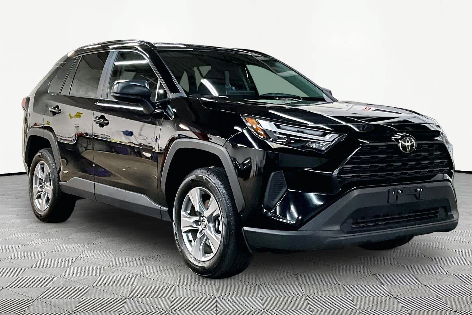 Used 2025 Toyota RAV4 LE AWD/4WD image 3