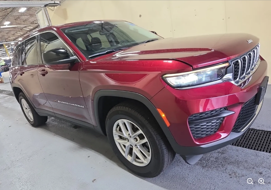 Used 2023 Jeep Grand Cherokee Laredo X AWD/4WD image 4