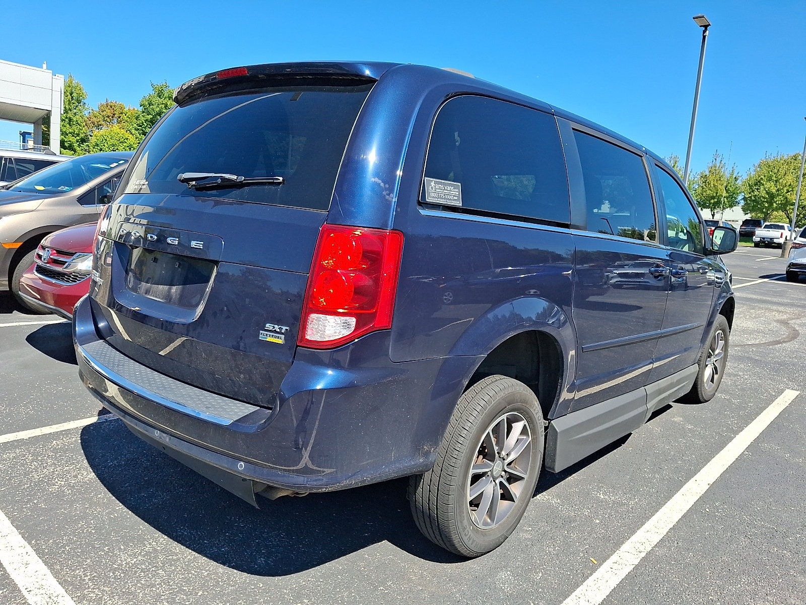 Used 2017 Dodge Grand Caravan SXT w/ Driver Convenience Group FWD image 4