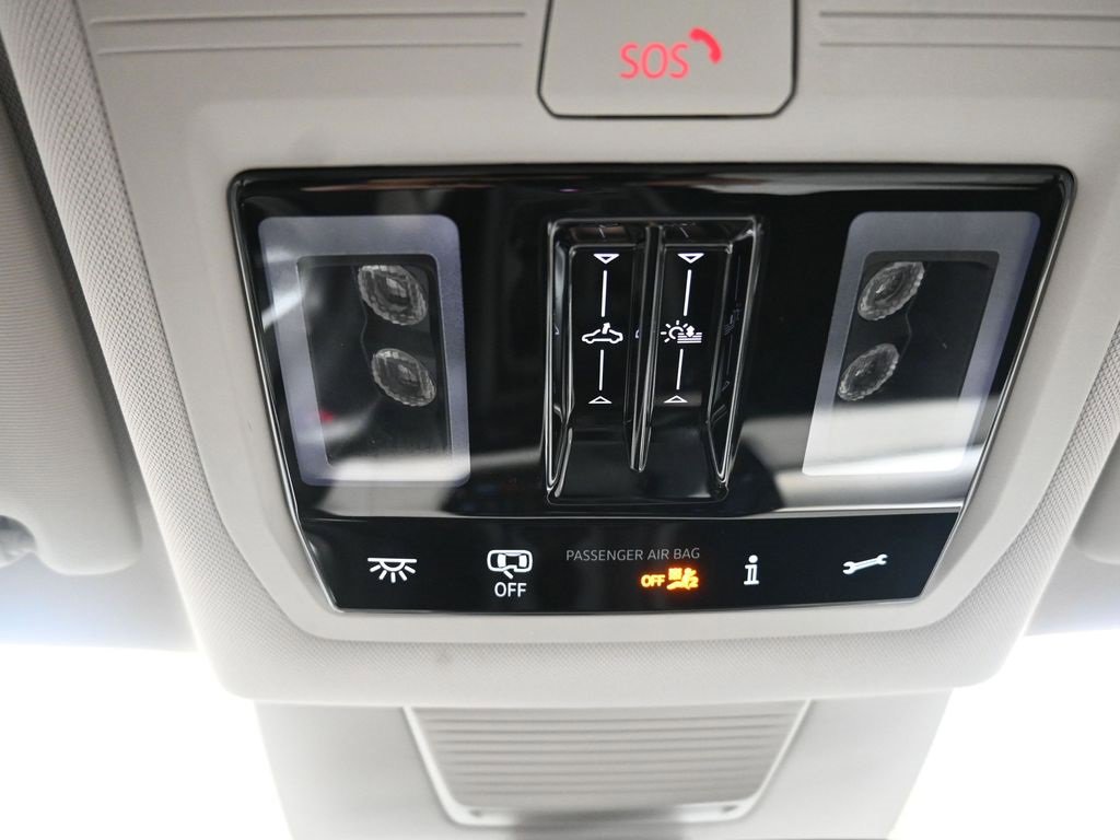 Used 2025 Volkswagen Tiguan SE w/ Panoramic Sunroof Package image 35