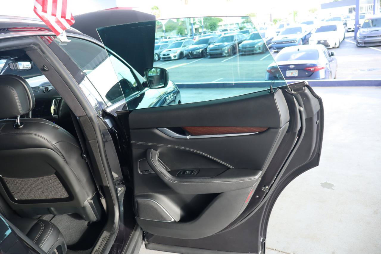 Used 2018 Maserati Levante GranLusso AWD/4WD image 34
