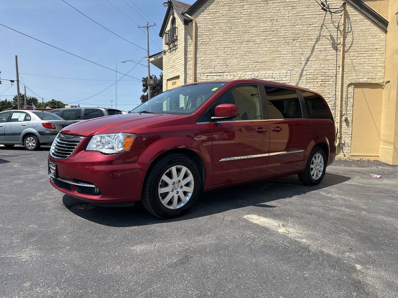 Used 2014 Chrysler Town & Country Touring FWD image 1