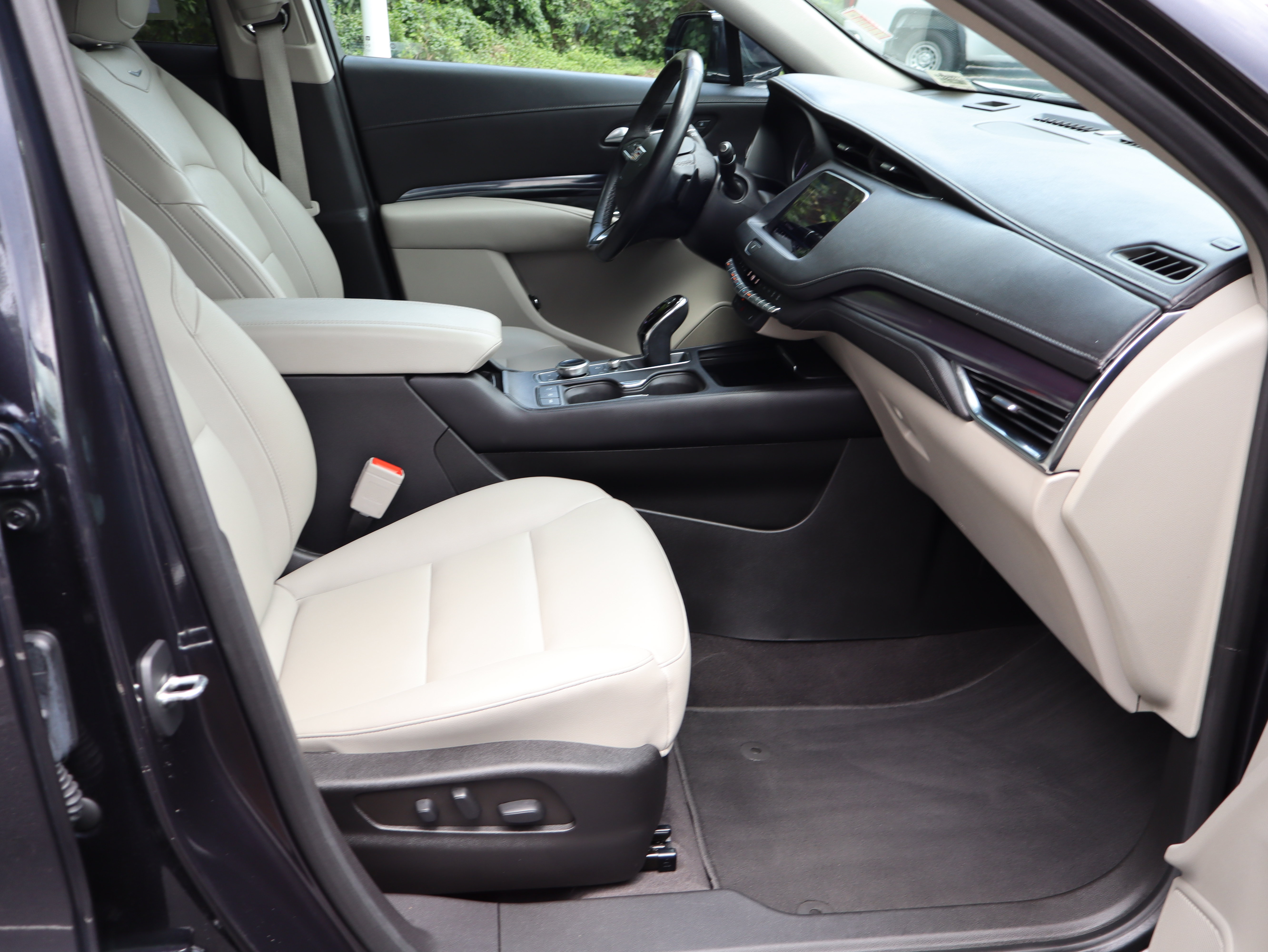 Used 2023 Cadillac XT4 Luxury w/ Cold Weather Package AWD/4WD image 27