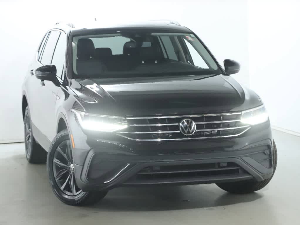 Certified 2022 Volkswagen Tiguan SE w/ Panoramic Sunroof Package image 2