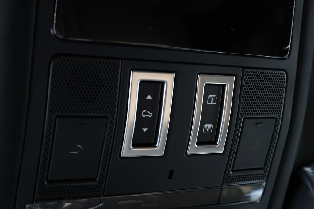 New 2026 Land Rover Defender 130 X-Dynamic SE AWD/4WD image 23