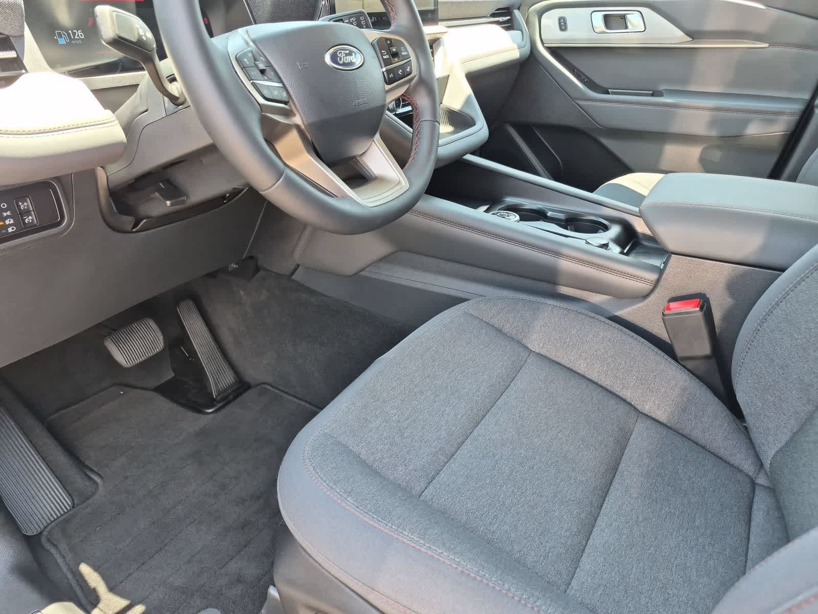 Used 2025 Ford Explorer Active AWD/4WD image 2