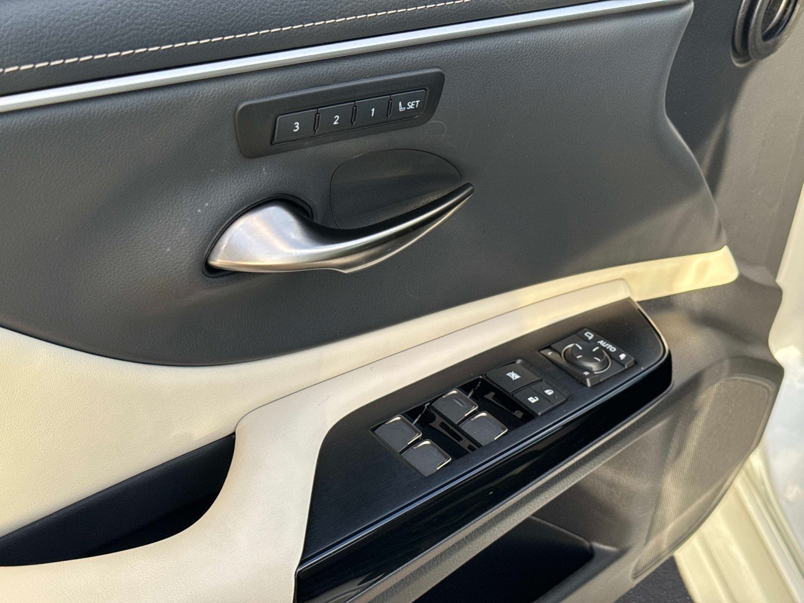Used 2025 Lexus ES 350 w/ Premium Package FWD image 18