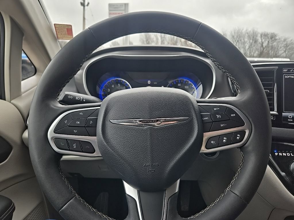 Used 2024 Chrysler Pacifica Touring-L FWD image 34