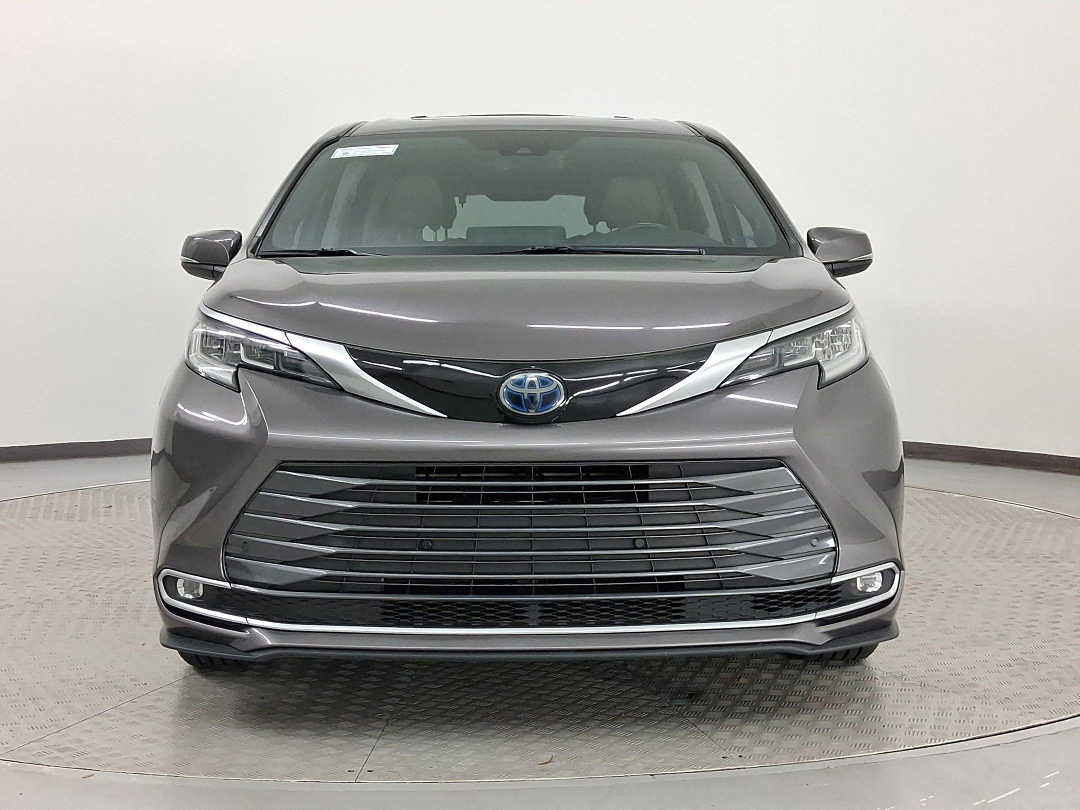 Used 2021 Toyota Sienna Limited image 6