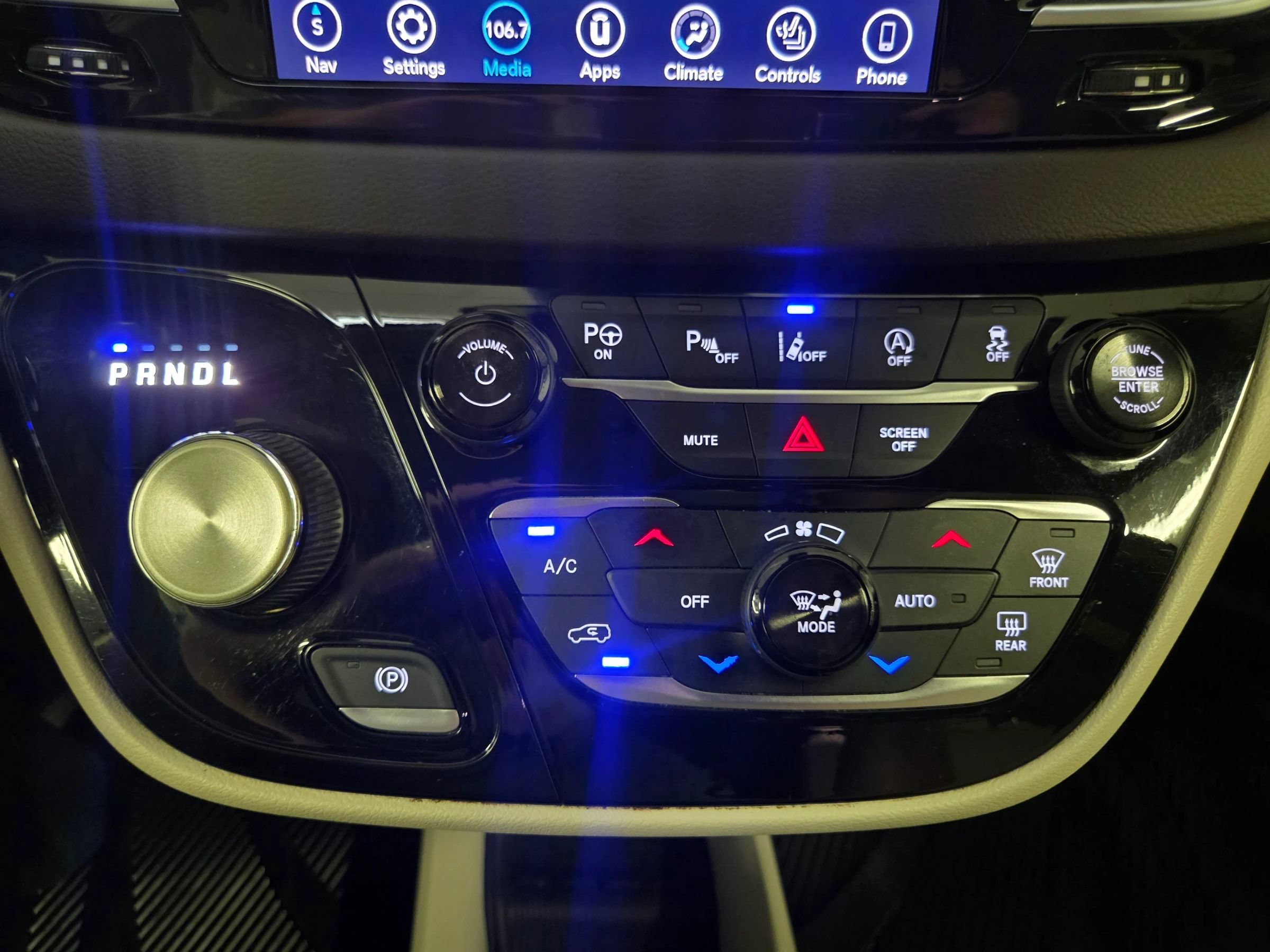 Used 2018 Chrysler Pacifica Touring-L Plus FWD image 27