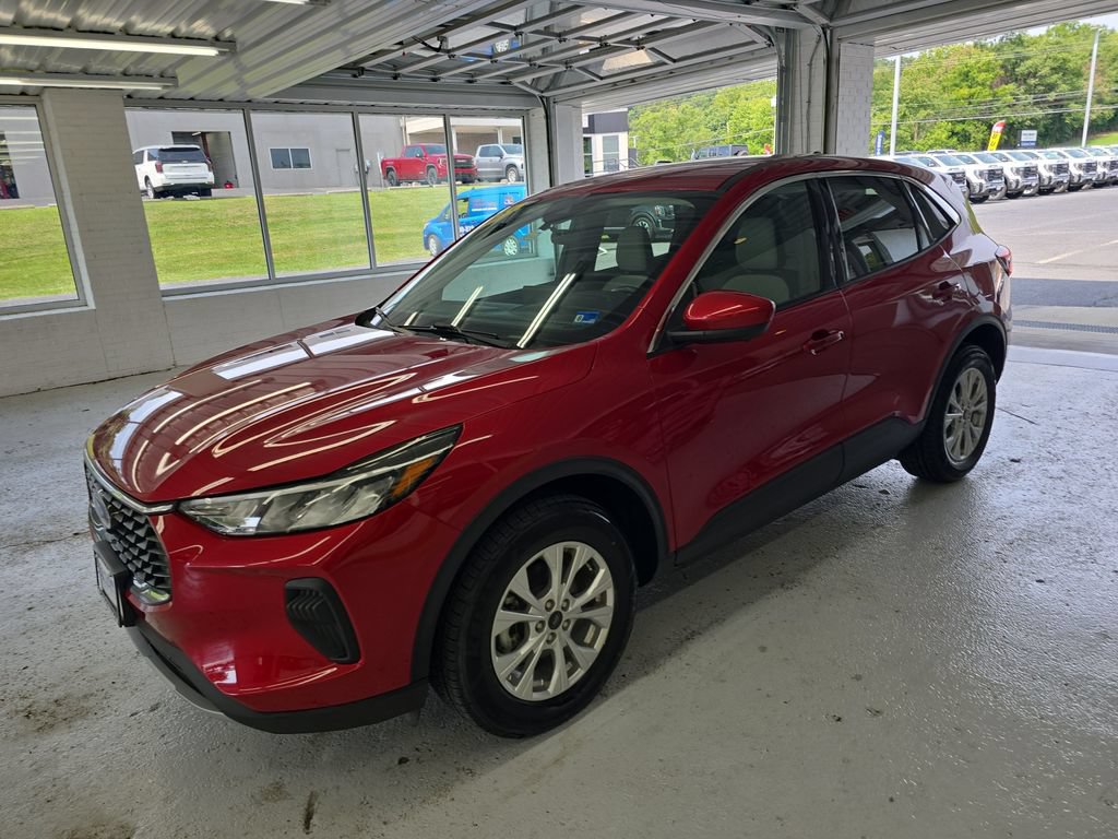 Used 2023 Ford Escape Active w/ Tech Pack #2 AWD/4WD image 2