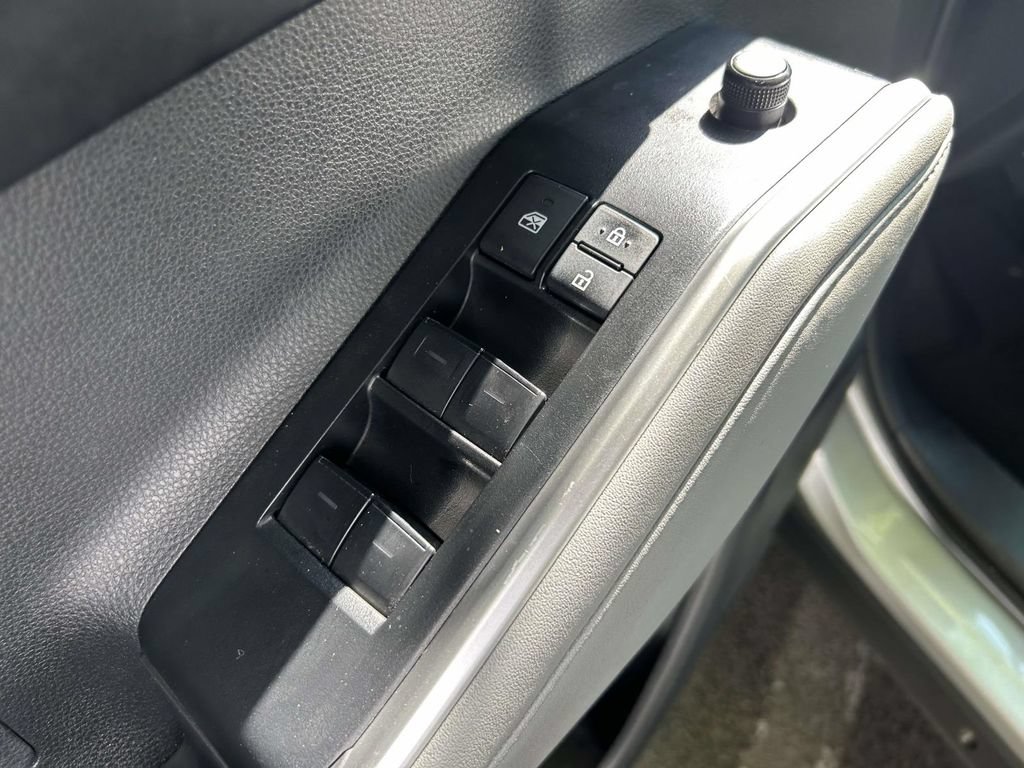 Used 2023 Toyota Highlander XLE FWD image 11
