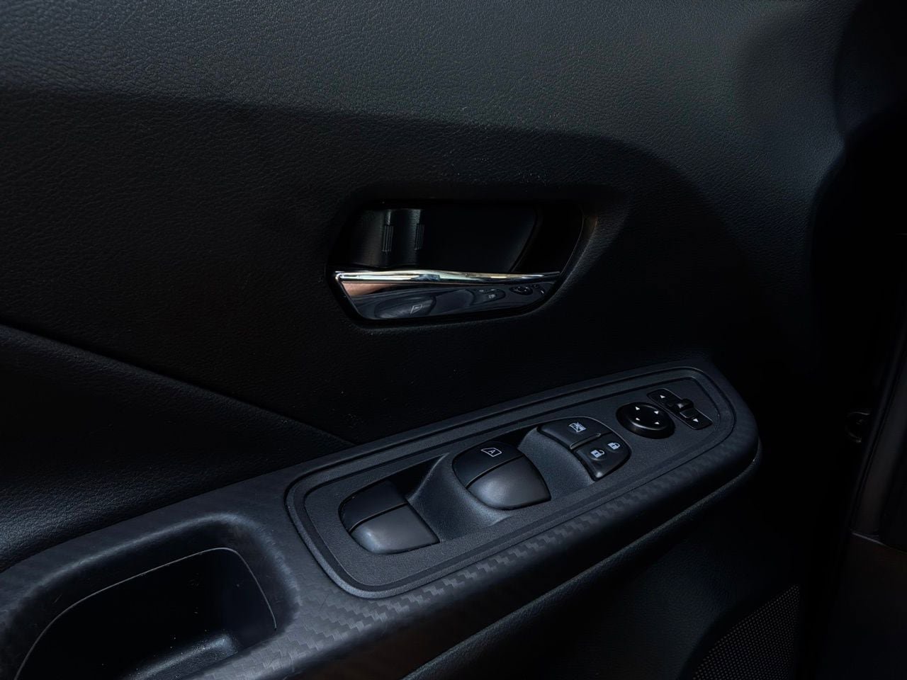 Used 2025 Nissan Versa SV FWD image 20