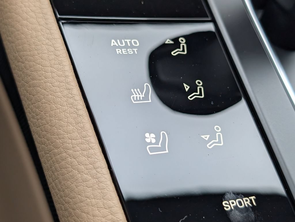 Certified 2025 Porsche Macan AWD/4WD image 15